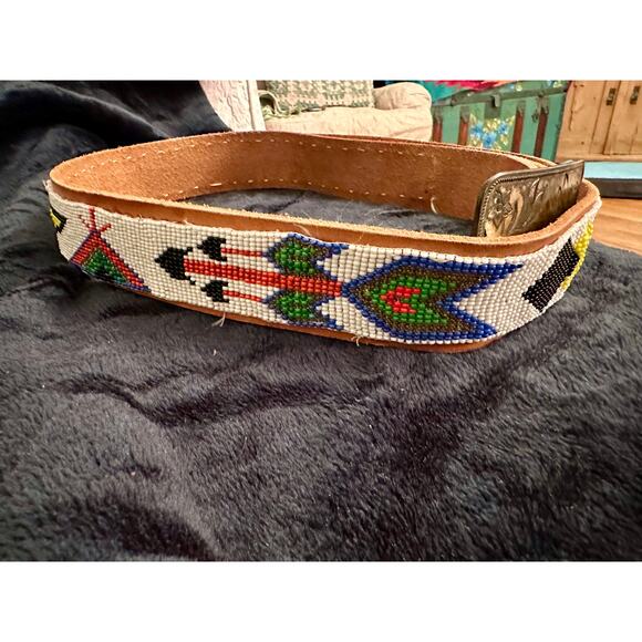VINTAGE NATIVE BEADED BELT ON LEATHER W/ BRASS BUCKLE - Picture 3 of 9